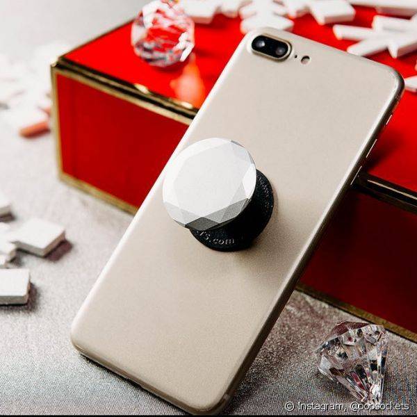 O pop selfie ? perfeito para apoiar o telefone da melhor maneira poss?vel nas m?os ou em qualquer lugar e ? um dos brindes de MNY para clientes nesse Natal (Foto: Instagram @popsockets)